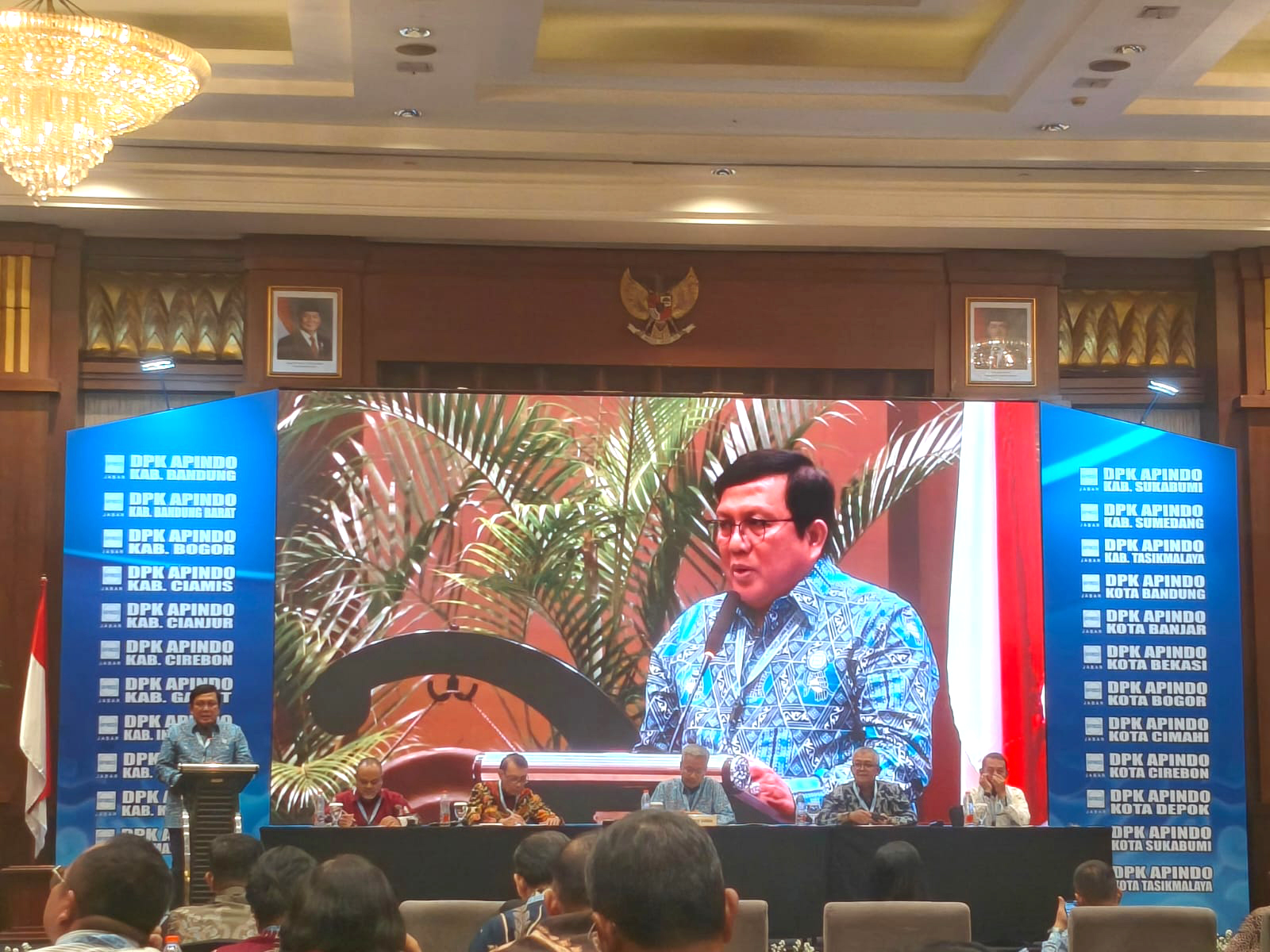 Menyampaikan Tanggapan dan masukan pada Sidang Bidang Program Umum Organisasi, Kabupaten Bogor sebagai Sekretaris dan Kota Bekasi Sebagai Ketua Pada Sidang komisi MUSPROV Ke-10 DPP APINDO Provinsi Jawa Barat.